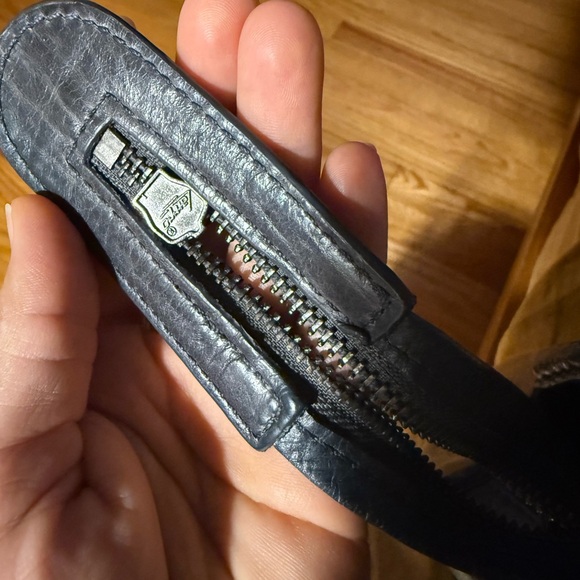 Elegant Black Leather Handbag - Picture 10 of 10